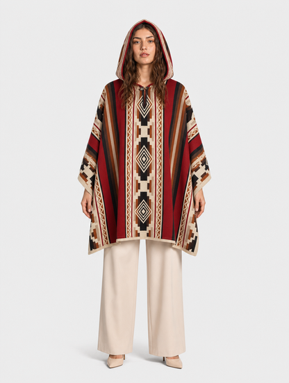 WAYRA ruana con capucha unisex - mujer con la capucha puesta